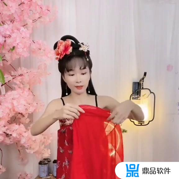 抖音丝巾变衣服(丝巾变衣服的时尚打法)