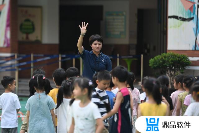 抖音大学生运动会跳舞(抖音学校运动会学生出场舞)