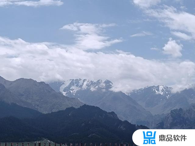 风吹草低见雪山蓝天抖音(风吹草低见牛羊那首歌)