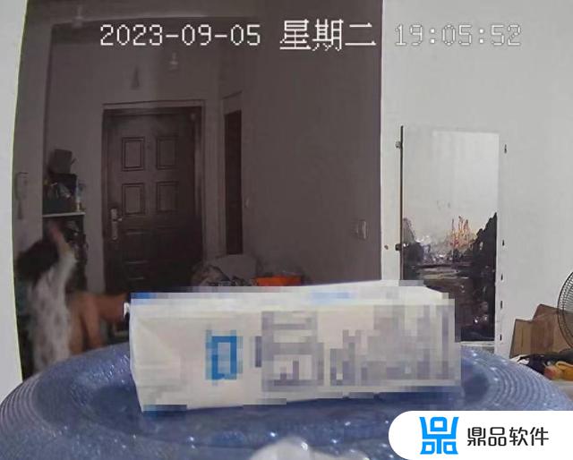 家暴男为什么拿椅子砸女友的抖音(家暴男拿椅子砸老婆原视频)