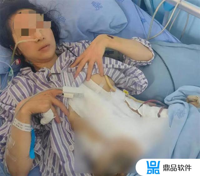 家暴男为什么拿椅子砸女友的抖音(家暴男拿椅子砸老婆原视频)