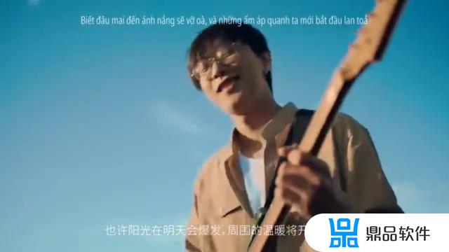 抖音双手慢慢伸开双臂的女歌手(伸出双手的歌曲)