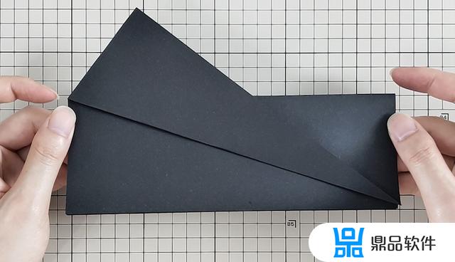 抖音里的纸蝙蝠飞机怎么叠(抖音上的纸飞机的折叠方法)