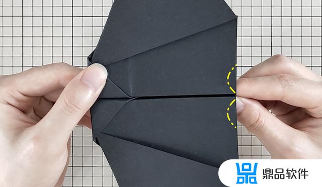 抖音里的纸蝙蝠飞机怎么叠(抖音上的纸飞机的折叠方法)