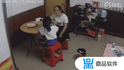 抖音被板凳打的女孩怎么样了(抖音女的坐在凳子上)