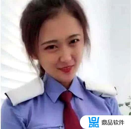 漂亮武警女警官走路抖音短视频(武警跳舞视频你笑起来真好看)