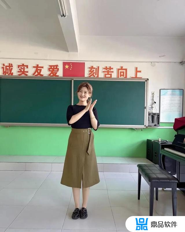 抖音上女老师教的课桌舞(老师教学生跳舞视频抖音)