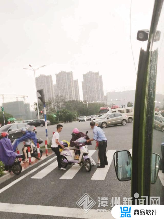 电瓶车女车主救援抖音(抖音坐电瓶车的女孩)