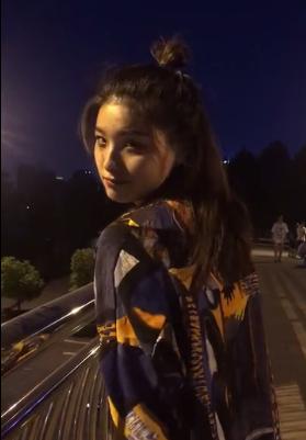 抖音里扶栏杆唱歌的女生(抖音在楼梯唱歌的女孩)