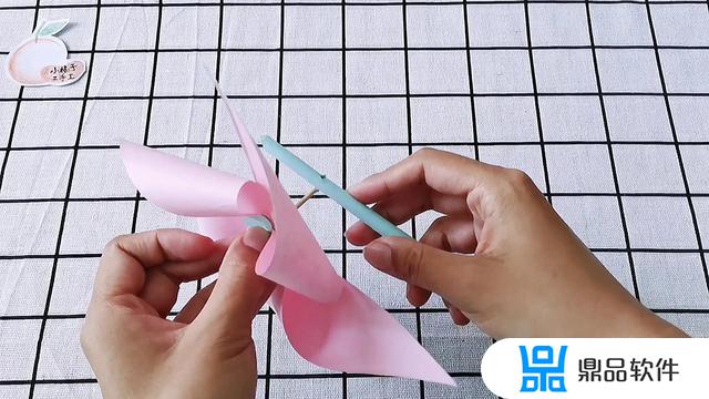 抖音纸风车怎么折(风车怎么做折纸简单一点)